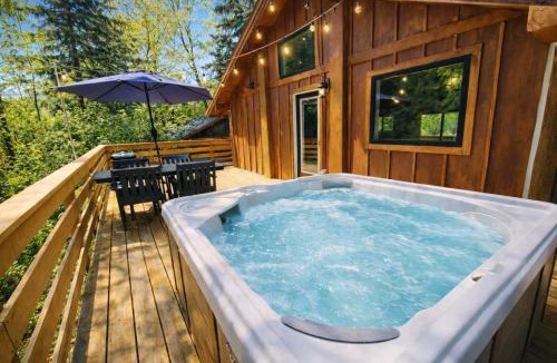 Traverse City Ski Chalet | Beachside-HotTub-Fireplace-Authentically Northern