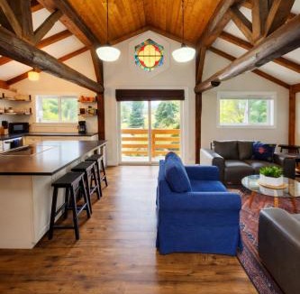 Traverse City Ski Chalet | Beachside-HotTub-Fireplace-Authentically Northern