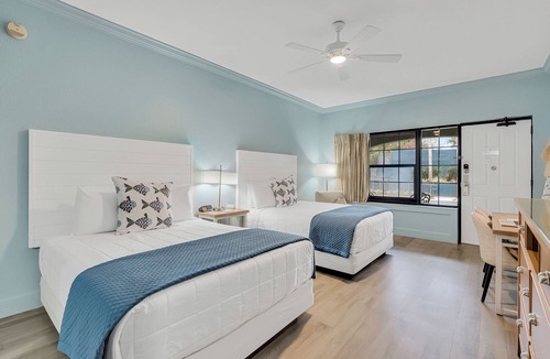 Crystal Beach Hotel | Beachside Inn/Steps from the Beach!/2 Queen Beds