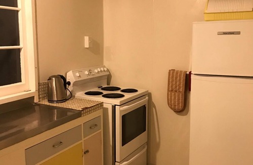 Glinks Gully House | Beachside Kiwi Bach at Glinks Gully - pet friendly!