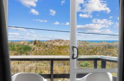 Glinks Gully House | Beachside Kiwi Bach at Glinks Gully - pet friendly!