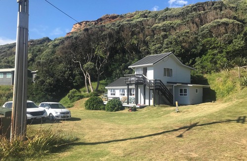 Glinks Gully House | Beachside Kiwi Bach at Glinks Gully - pet friendly!