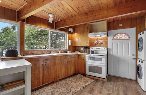 Cape Meares House | Beachside & Lakefront Hideaway- Captivating Views