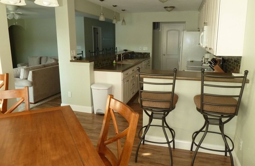 Osage Beach Condo | Beachside⭐ Lakefront ⭐ Sleeps 10 ⭐2 King & 2 Queen Beds⭐3 Full Baths