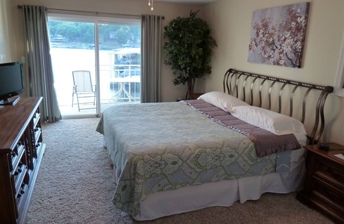 Osage Beach Condo | Beachside⭐ Lakefront ⭐ Sleeps 10 ⭐2 King & 2 Queen Beds⭐3 Full Baths