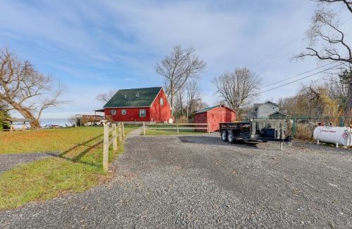 Canastota House | Beachside Living! Family Retreat on Oneida Lake