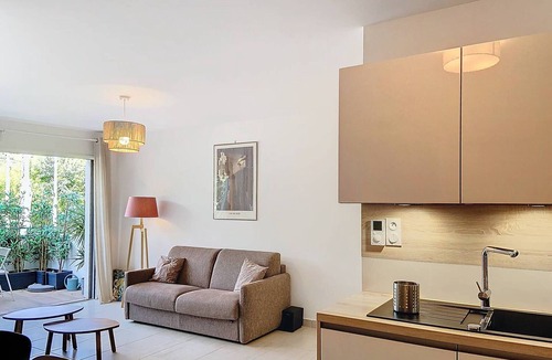 Les Lecques Apartment | Beachside Luxury Apartment with Pool Access