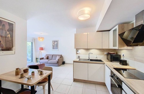 Les Lecques Apartment | Beachside Luxury Apartment with Pool Access