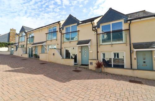 Treyarnon House | BEACHSIDE modern home, dogs welcome