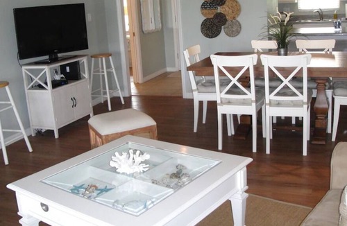 Kahuku Cottage | Beachside Paradise - Yard leads to sandy beach!