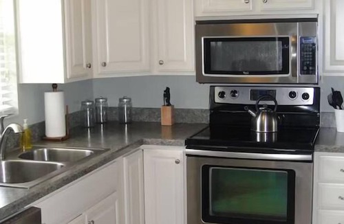 Kahuku Cottage | Beachside Paradise - Yard leads to sandy beach!