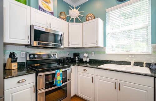 Ilexhurst House | Beachside. Private Pool Home Steps To Beach