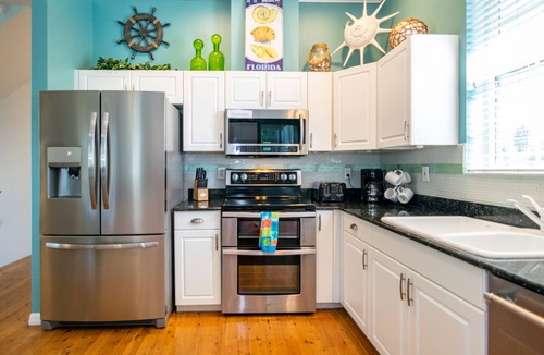 Ilexhurst House | Beachside. Private Pool Home Steps To Beach