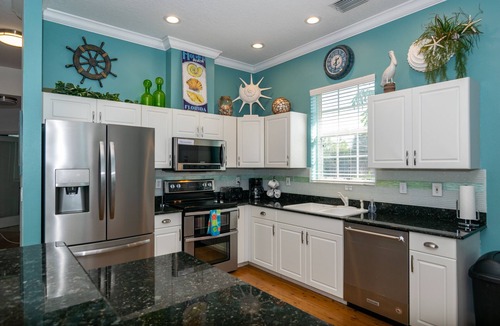 Ilexhurst House | Beachside. Private Pool Home Steps To Beach