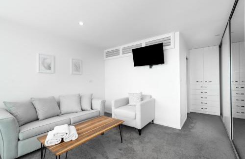 Papamoa Beach House | Beachside Retreat with Private Pool