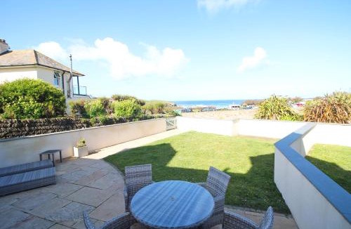 Treyarnon House | BEACHSIDE SPACIOUS apartment, private garden