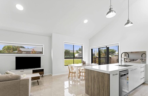 Redhead House | Beachside spacious home w/ 8 BR