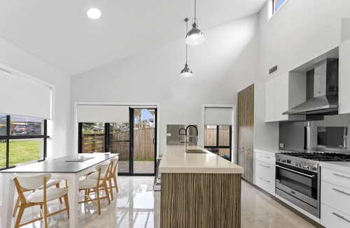 Redhead House | Beachside spacious home w/ 8 BR