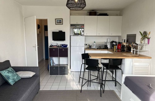 La Gueriniere Apartment | Beachside Studio with Garden, BBQ, and Near Cycling Path