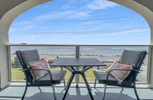 Batehaven Apartment | Beachside Studio Steps from Casey’s Beach