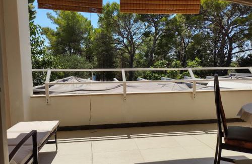 Cove Makarac (Milna) Apartment | Beachside Villa Marko