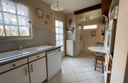 Jullouville House | Beachside Villa with Garden, Free Wifi & BBQ – Close to Shops & Attractions