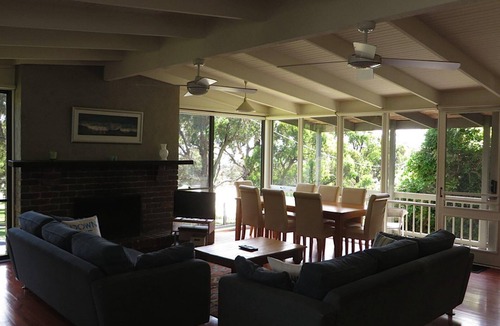 Lorne House | Beachview - So Close To Town