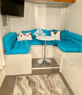 Crystal Beach House | Beachy blue vacation vibes & pet friendly