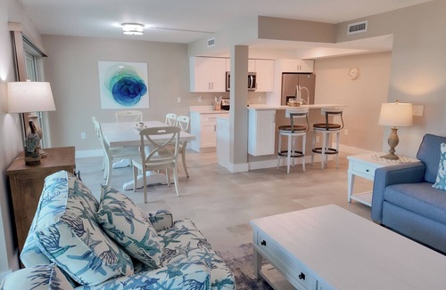Sanibel Condo | Beachy Comfort Elegance