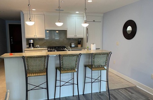 Traverse City Condo | Beachy Condo with Pool & Hot Tub