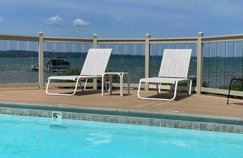 Traverse City Condo | Beachy Condo with Pool & Hot Tub