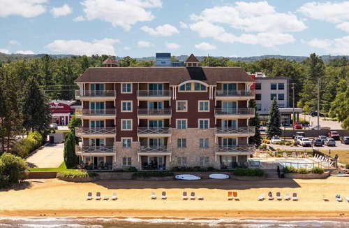 Traverse City Condo | Beachy Condo with Pool & Hot Tub