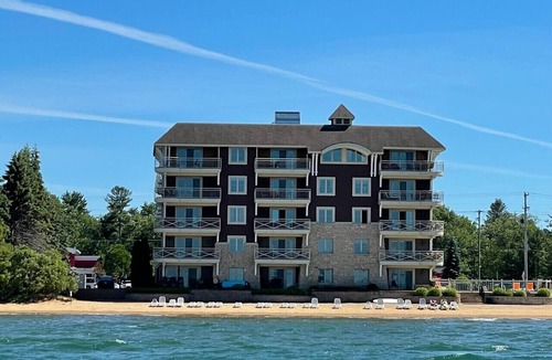 Traverse City Condo | Beachy Condo with Pool & Hot Tub