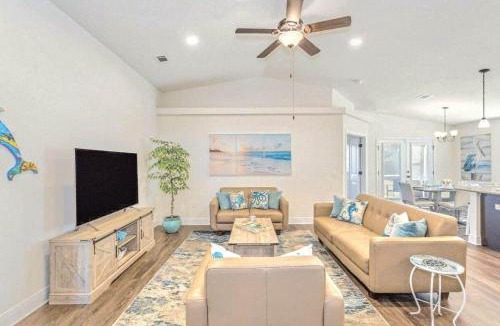 Gulf Breeze House | Beachy Haven, Mins from Navarre Beach