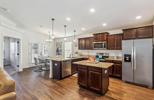 Gulf Breeze House | Beachy Haven, Mins from Navarre Beach