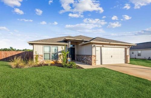 Gulf Breeze House | Beachy Haven, Mins from Navarre Beach