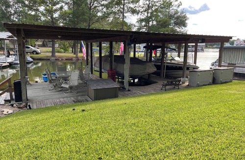 Granite Shoals Cottage | Beachy-Keen Cottage on Lake LBJ; Canoe, Kayaks, Slip, Pets welcome!nn