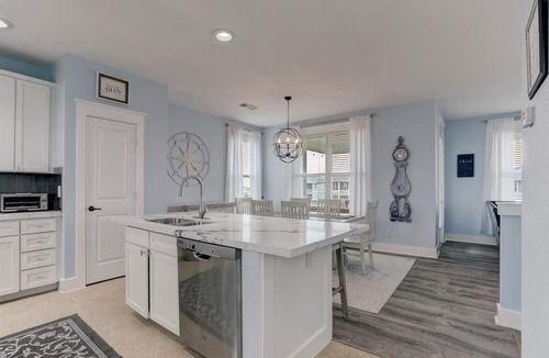 Galveston Cottage | Beachy Keen-New Ocean Side Cottage- Now Pet Friendly! 3BD/3.5 BA. Sleeps 8