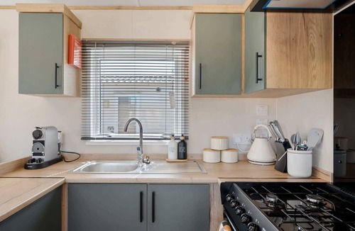 Mullacott Ski Chalet | Beachy Lodge with Deck & Parking, nr Ilfracombe