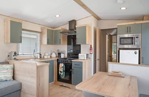 Mullacott Ski Chalet | Beachy Lodge with Deck & Parking, nr Ilfracombe