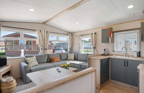 Mullacott Ski Chalet | Beachy Lodge with Deck & Parking, nr Ilfracombe