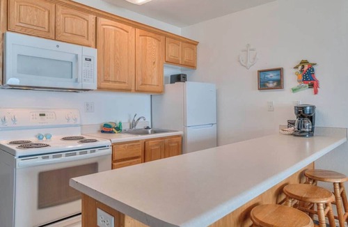 Lincoln City Condo | Beachy Second Floor Beachfront Suite With Full Kitchen - Sleeps 4 - Pool and Sauna!