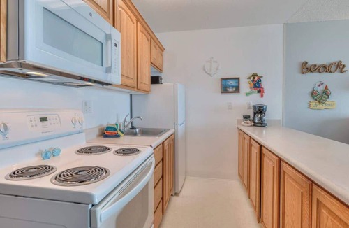 Lincoln City Condo | Beachy Second Floor Beachfront Suite With Full Kitchen - Sleeps 4 - Pool and Sauna!