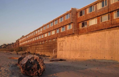 Lincoln City Condo | Beachy Second Floor Beachfront Suite With Full Kitchen - Sleeps 4 - Pool and Sauna!