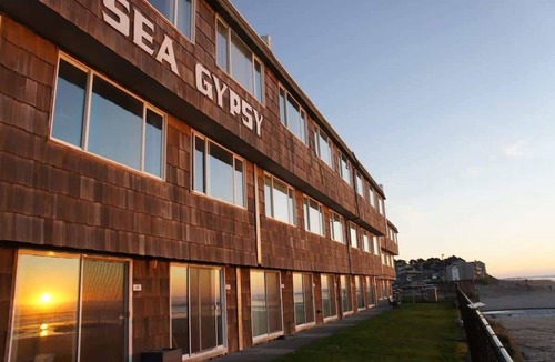 Lincoln City Condo | Beachy Second Floor Beachfront Suite With Full Kitchen - Sleeps 4 - Pool and Sauna!