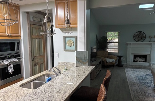 Mount Pleasant House | BeachY 🌴Updated One Level Coastal Cottage 5 min to Beaches 15 to Downtown We❤️🐶