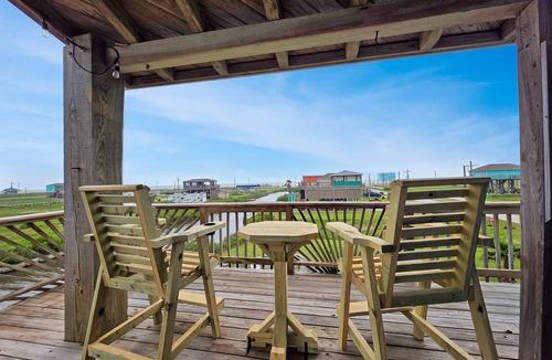 Port Bolivar House | Beachy Vibes-3 bedroom/2 bath/pet-friendly, w/pool, sleeps 10