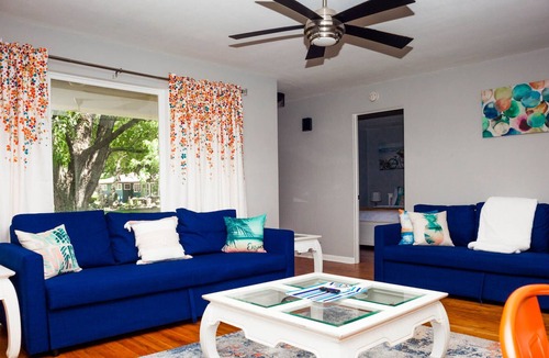 Yorkville House | Beachy Vibes Sleeps 10 Near White Water Rapids