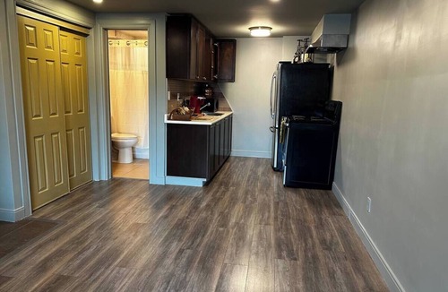 Beamsville Apartment | Beamsville 1 Bedroom Suite - Centrally Located. Modern Rustic theme. Top Floor.