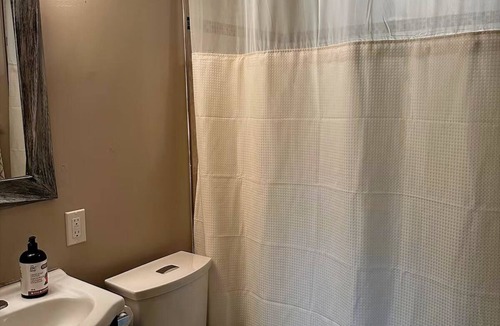 Beamsville Apartment | Beamsville 1 Bedroom Suite - Centrally Located. Modern Rustic theme. Top Floor.
